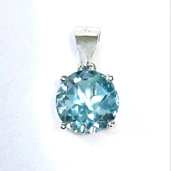 2.00 ct Blue Topaz Solitaire Silver Pendant - Picture 4 of 8
